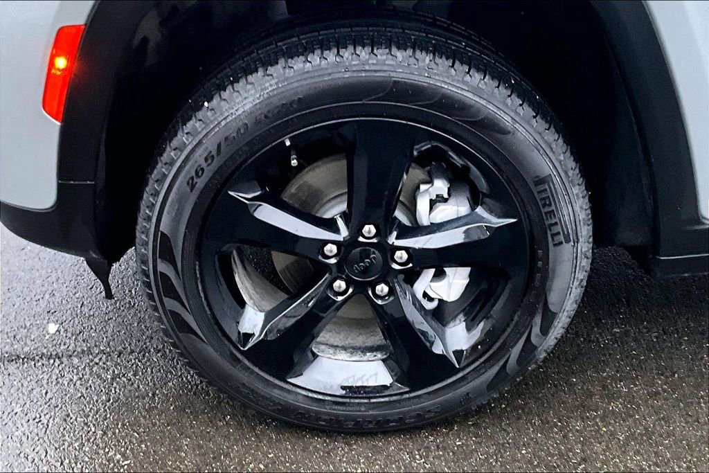 Used 2025 Jeep Grand Cherokee Limited w/ Black Appearance Package image 9