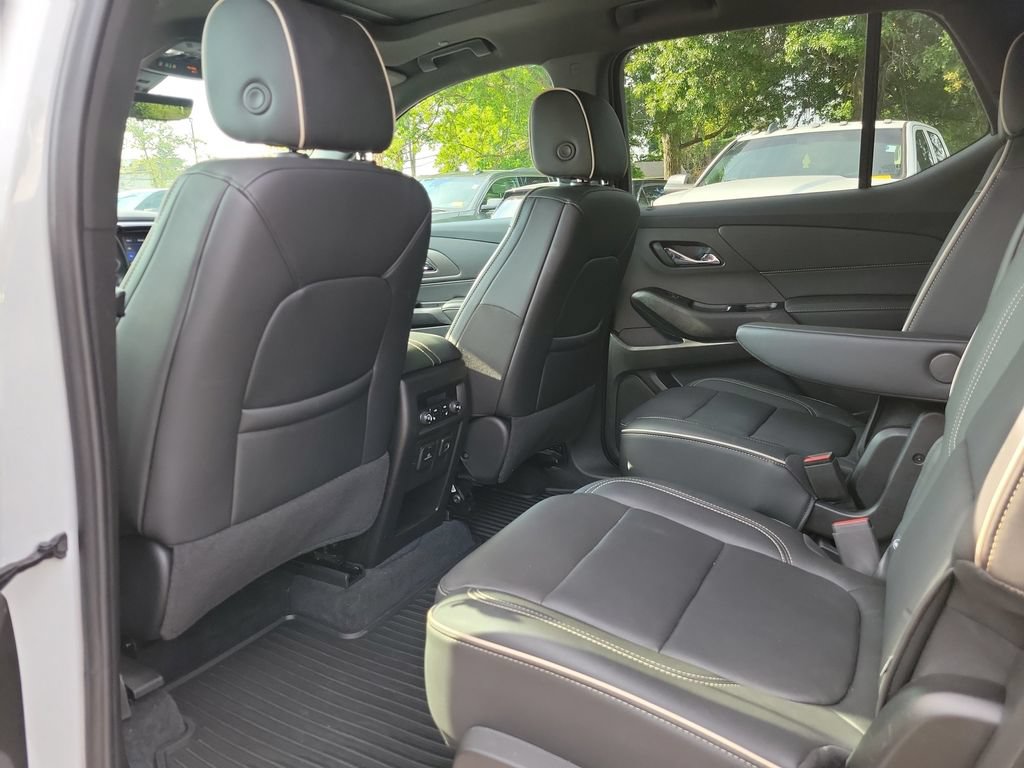 Used 2023 Chevrolet Traverse Premier FWD image 17