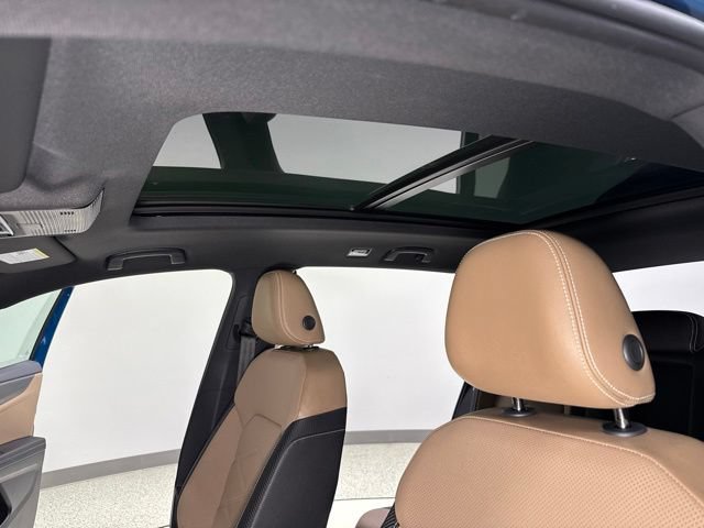 Used 2025 Volkswagen Atlas Cross Sport SE w/ Panoramic Sunroof Package AWD/4WD image 2