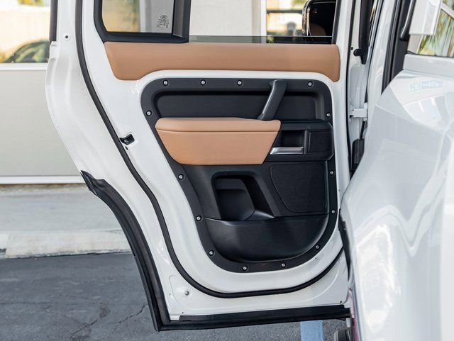 New 2026 Land Rover Defender 110 X-Dynamic SE image 21