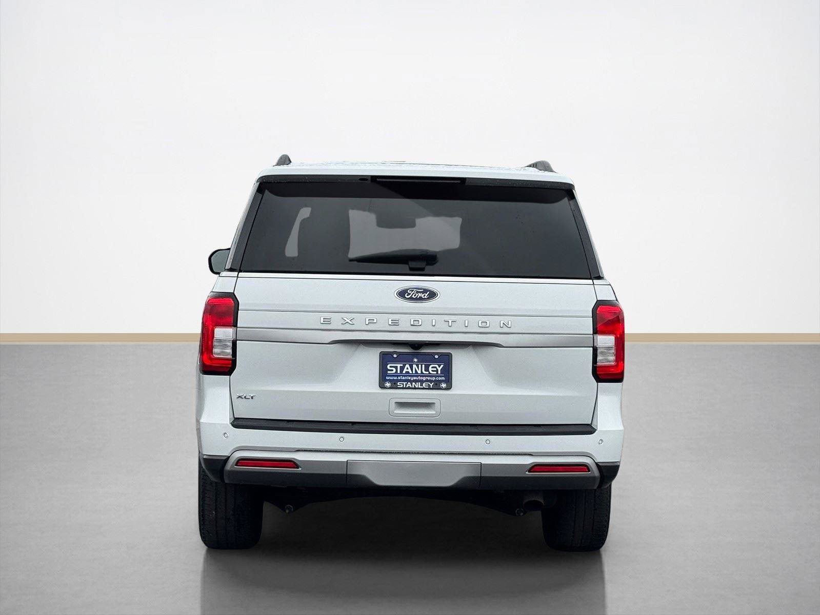 Used 2024 Ford Expedition XLT AWD/4WD image 7