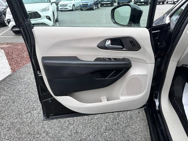 Used 2024 Chrysler Pacifica Touring-L FWD image 11