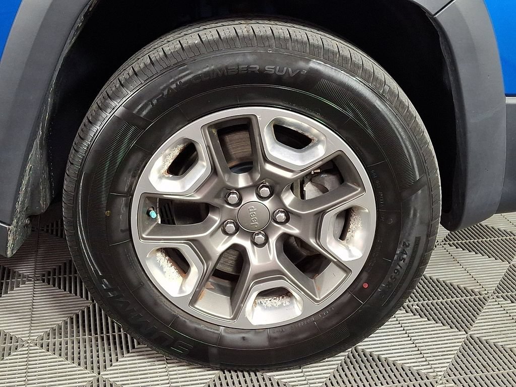 Used 2019 Jeep Cherokee Trailhawk w/ Cold Weather Group AWD/4WD image 11