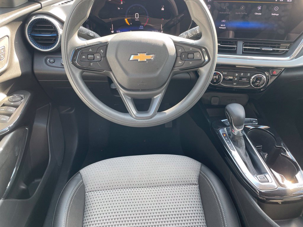 Used 2025 Chevrolet Trax LT FWD image 19