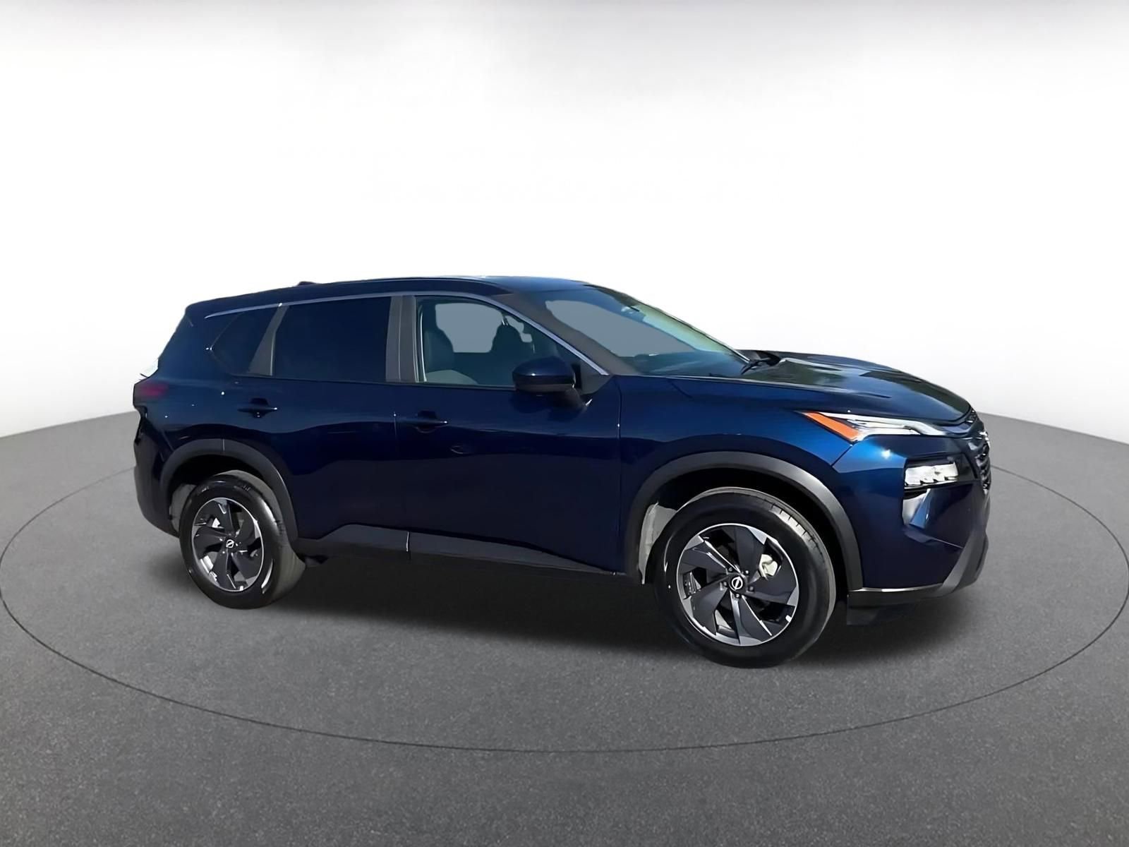 Used 2025 Nissan Rogue SV image 2