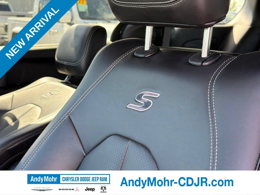 Used 2024 Chrysler Pacifica Touring-L w/ Uconnect Theater Family Group FWD image 10