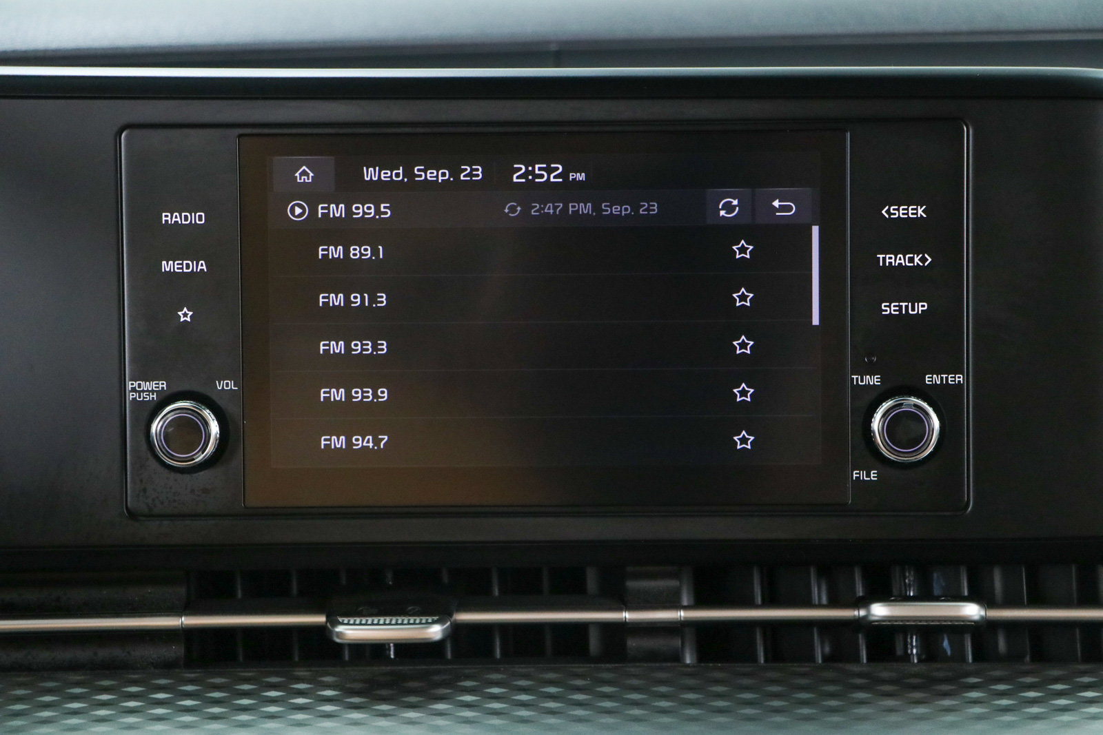 Used 2024 Kia Carnival LX FWD image 18