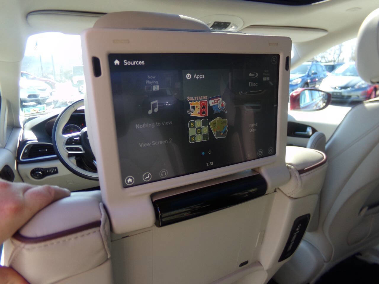 Used 2017 Chrysler Pacifica Limited image 32