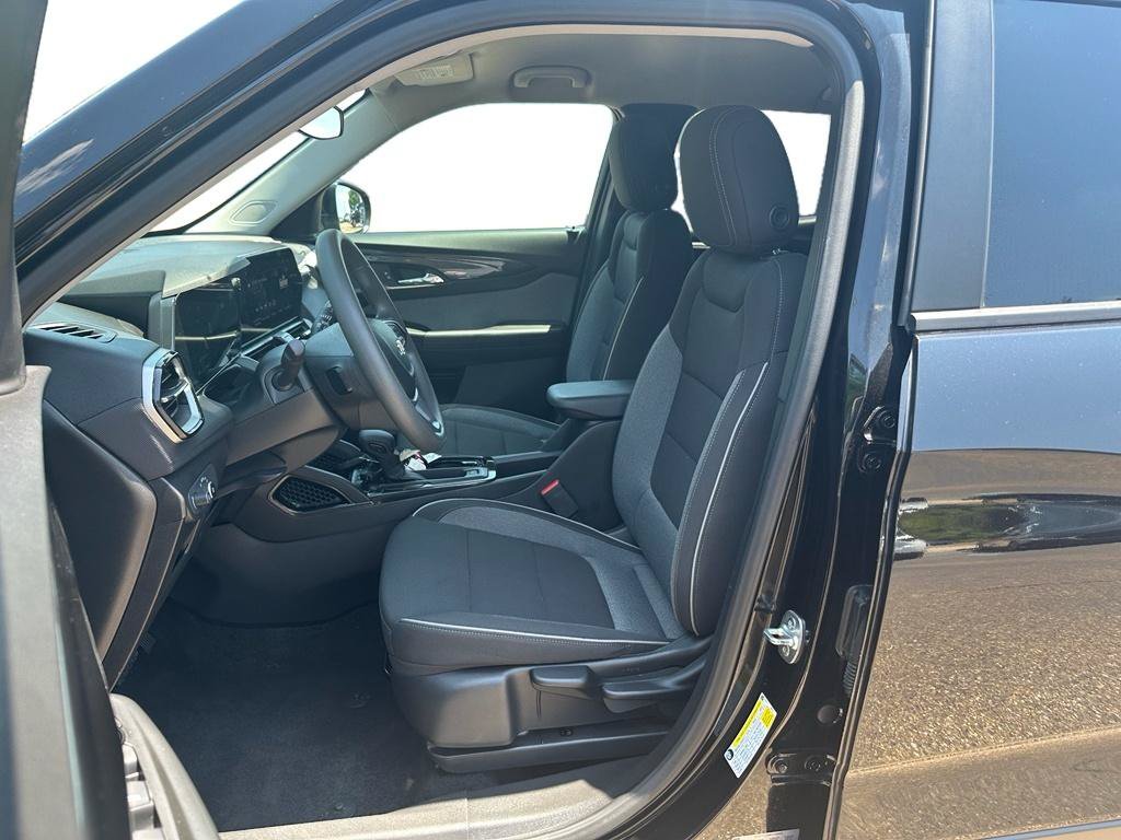 Used 2025 Chevrolet TrailBlazer LT w/ Driver Confidence Package AWD/4WD image 8