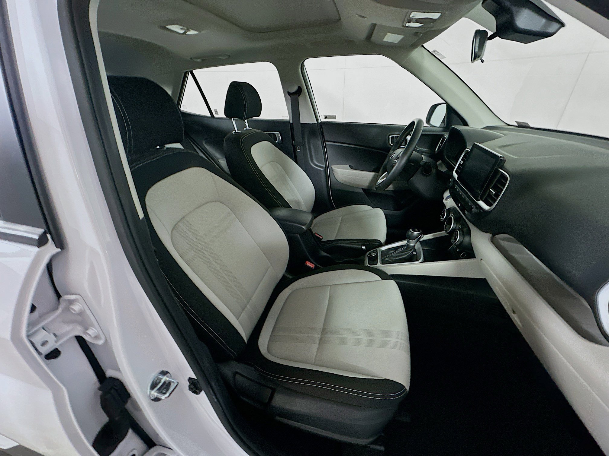Used 2025 Hyundai Venue SEL FWD image 28