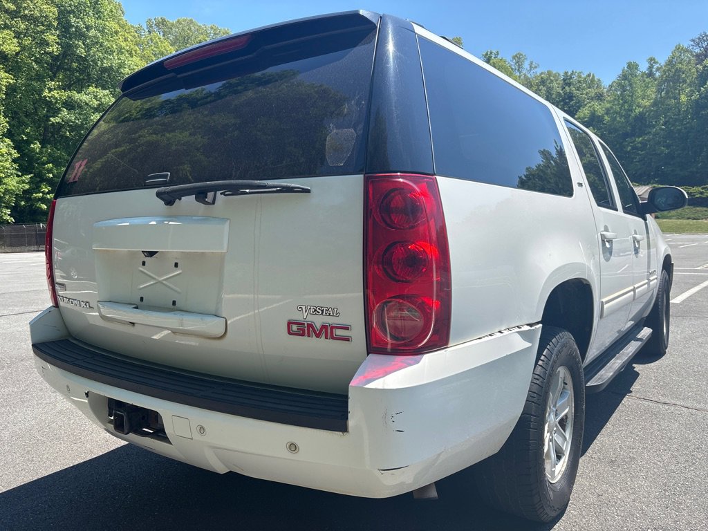 Used 2011 GMC Yukon XL SLT w/ SLT-2 Equipment Package AWD/4WD image 4