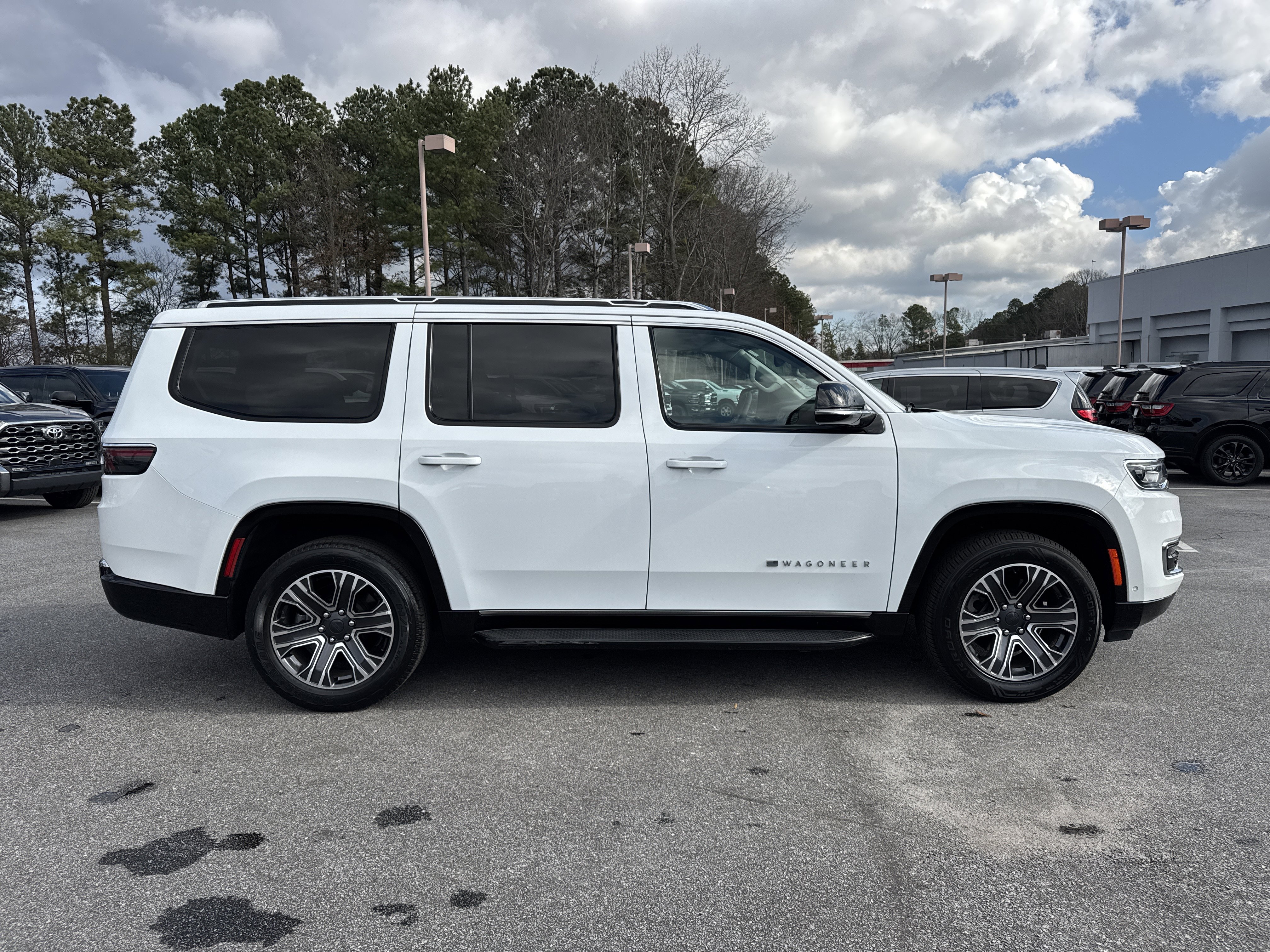 Used 2024 Jeep Wagoneer Series II w/ Flexible Seating Group image 5