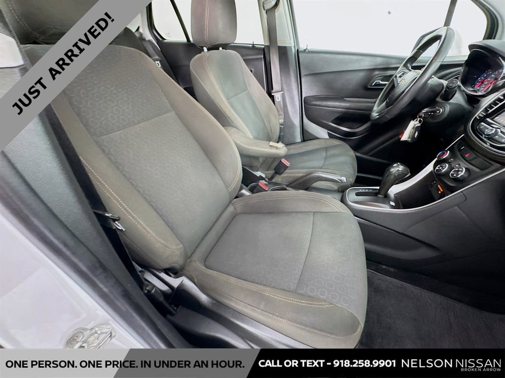 Used 2022 Chevrolet Trax LS w/ Tint and Cruise Package AWD/4WD image 25