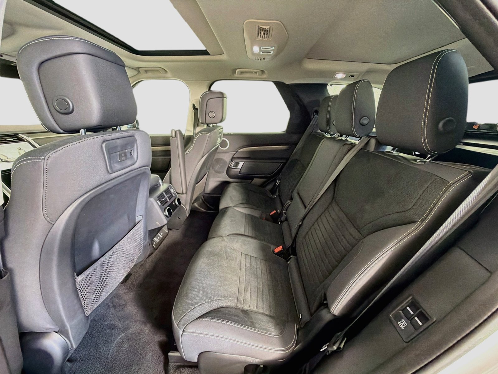Used 2023 Land Rover Discovery S AWD/4WD image 27