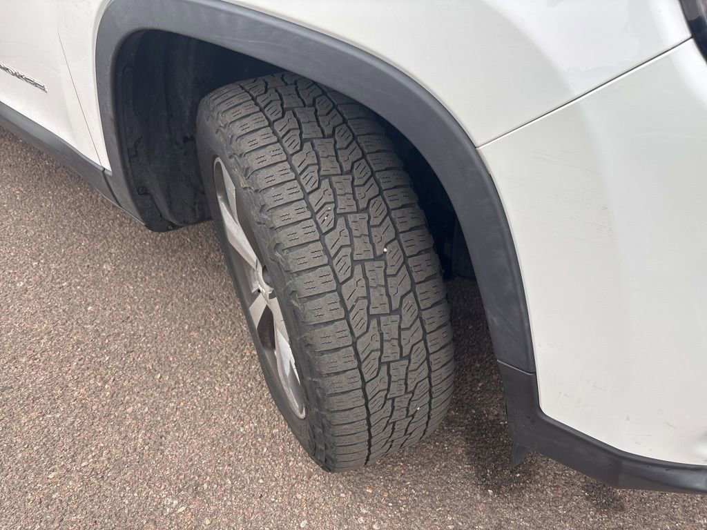 Used 2019 Jeep Cherokee Limited AWD/4WD image 9