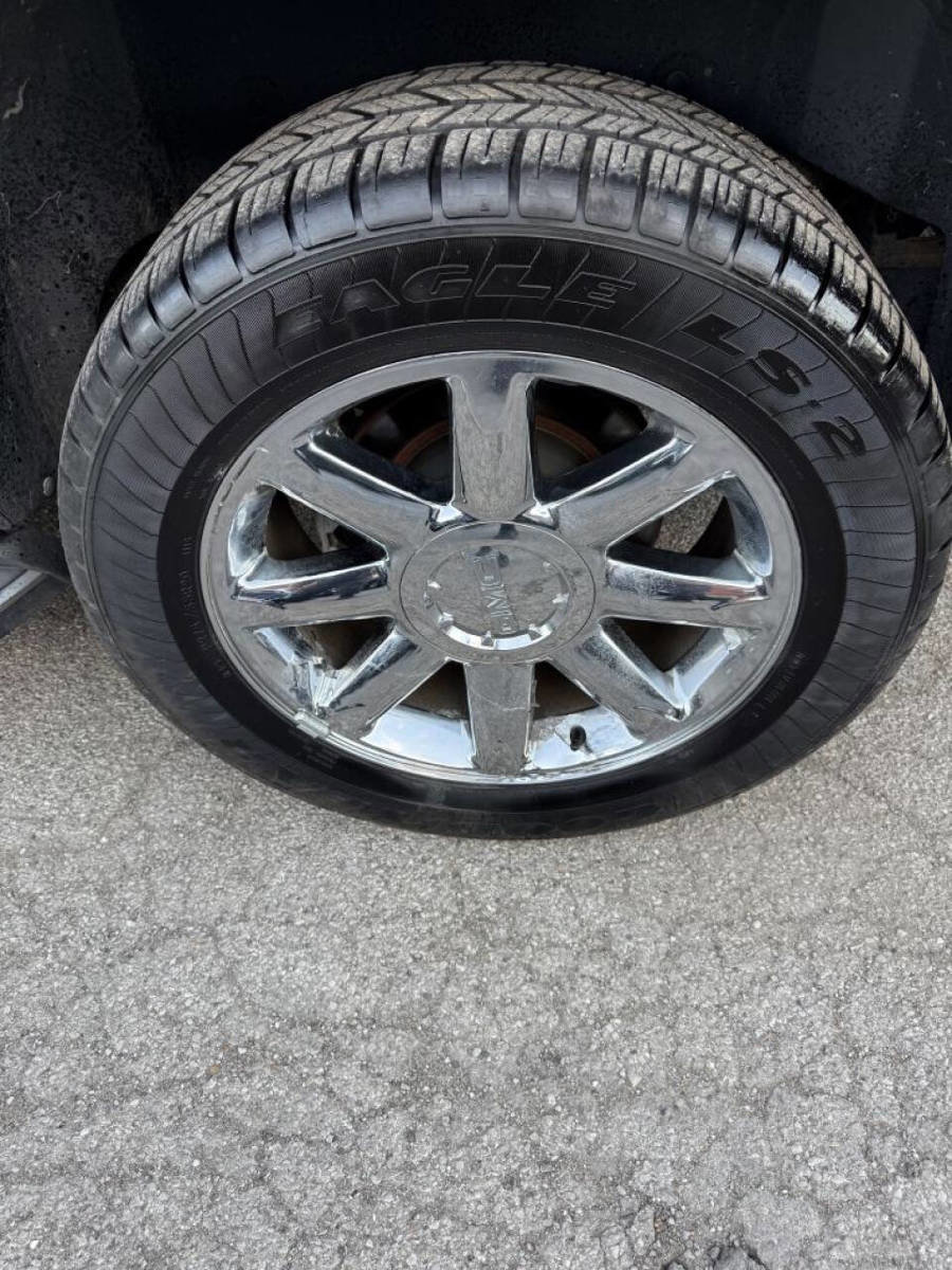 Used 2011 GMC Yukon Denali image 31