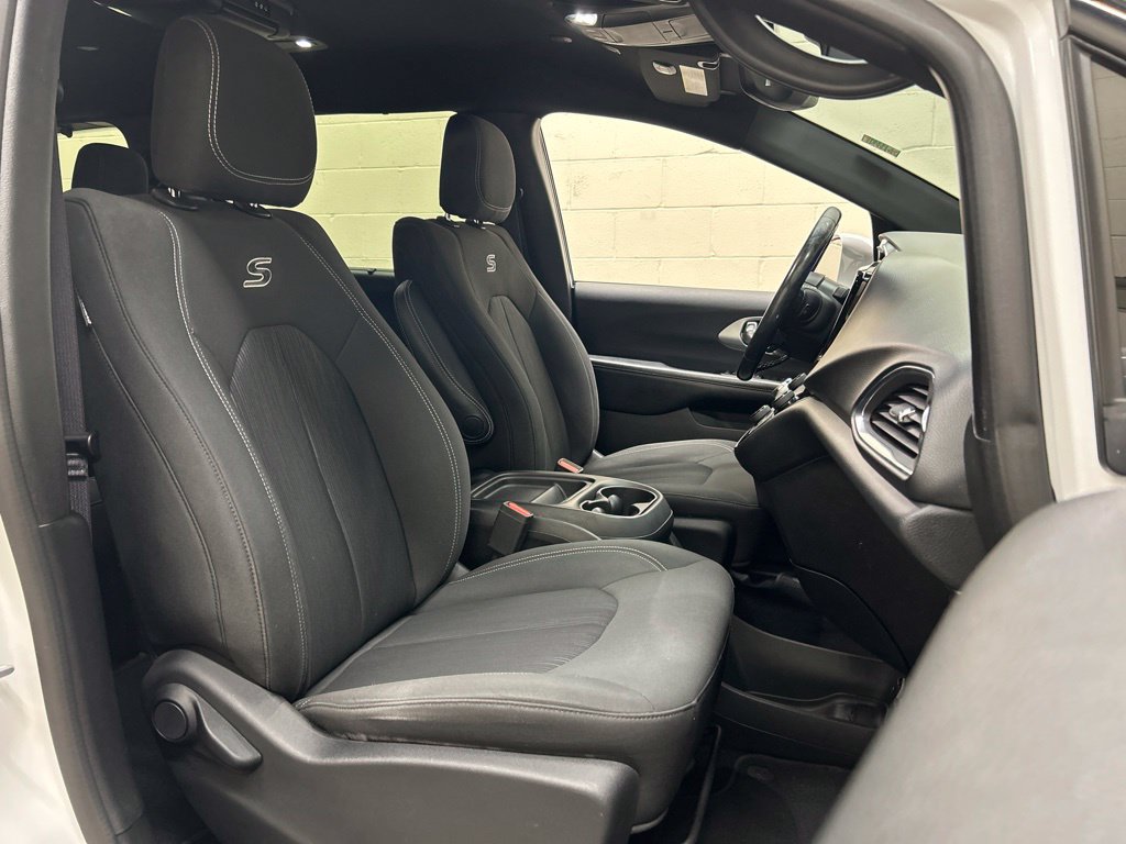 Used 2019 Chrysler Pacifica Touring Plus w/ S Appearance Package FWD image 14