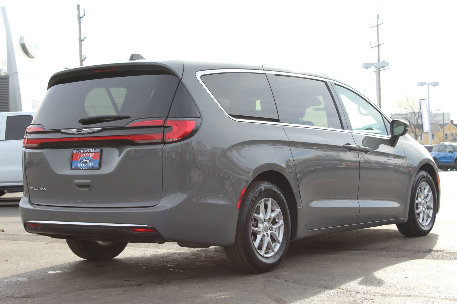 Used 2023 Chrysler Pacifica Touring-L image 7