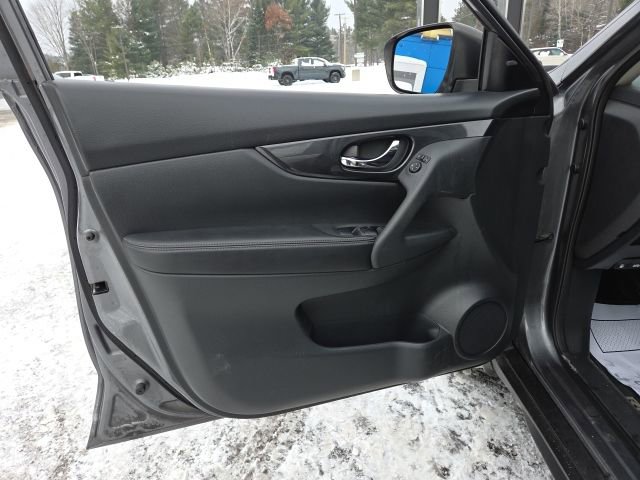 Used 2017 Nissan Rogue SV image 38