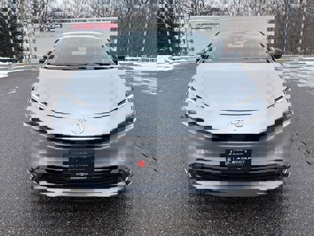 Used 2025 Toyota Prius XLE image 4