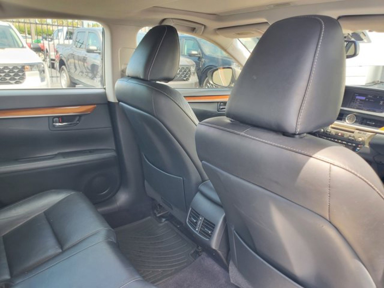 Used 2015 Lexus ES 300h w/ Navigation System Package FWD image 34