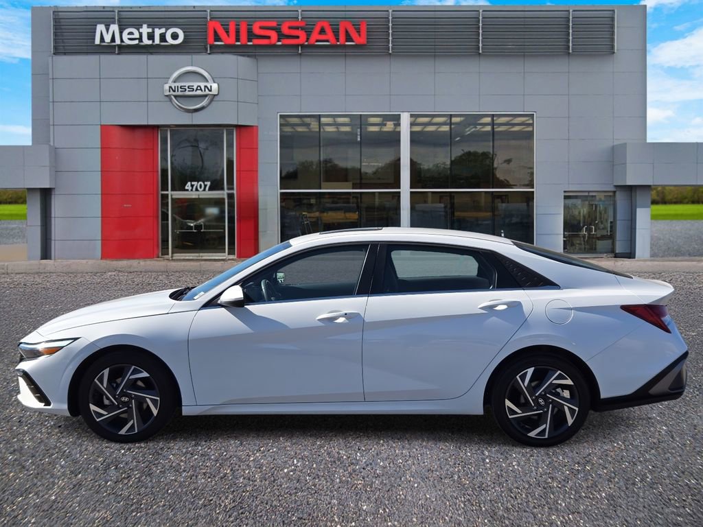 Used 2025 Hyundai Elantra SEL image 3