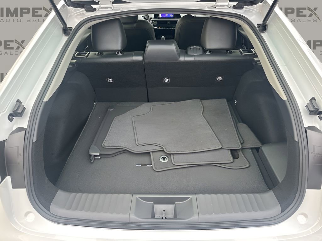 Used 2025 Toyota Prius XLE image 27