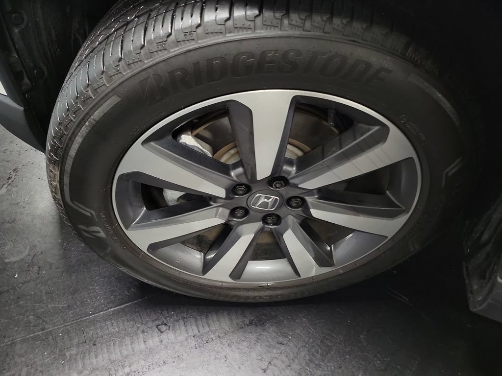 Used 2025 Honda Pilot Touring image 13