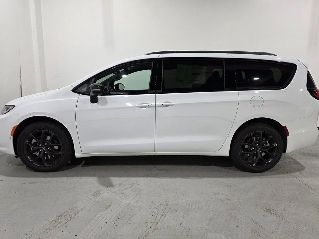 New 2026 Chrysler Pacifica Limited w/ S Appearance Package AWD/4WD image 15