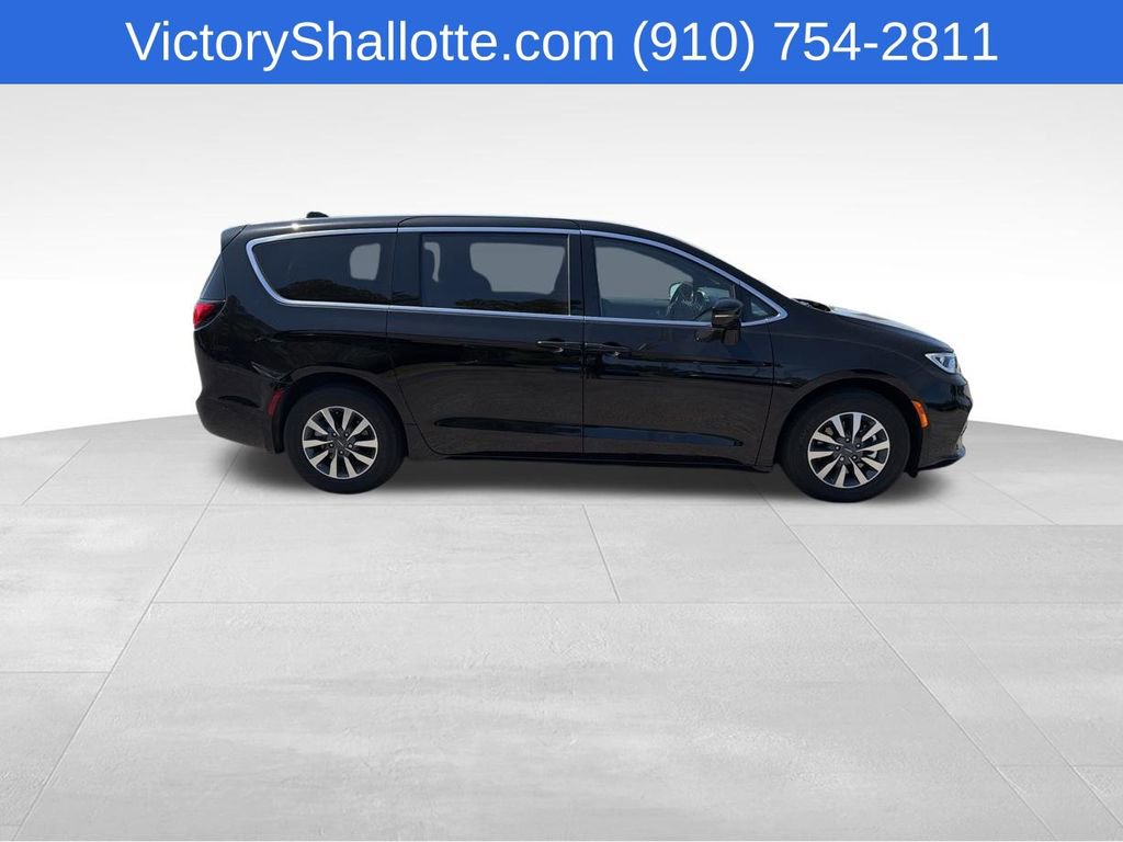 Used 2025 Chrysler Pacifica Select FWD image 9