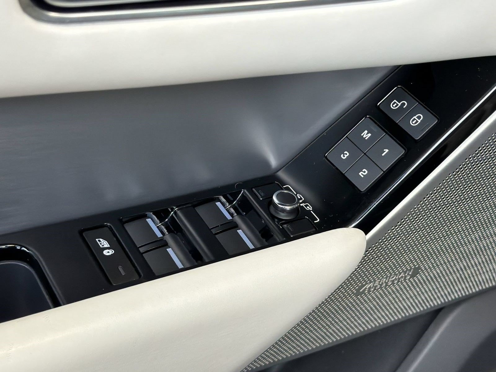 Used 2019 Land Rover Range Rover Velar R-Dynamic HSE AWD/4WD image 26