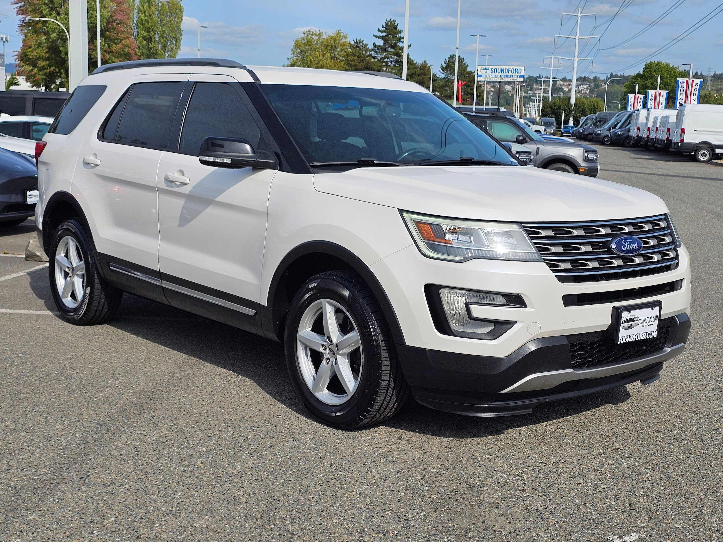 Used 2016 Ford Explorer XLT w/ Equipment Group 201A AWD/4WD image 3