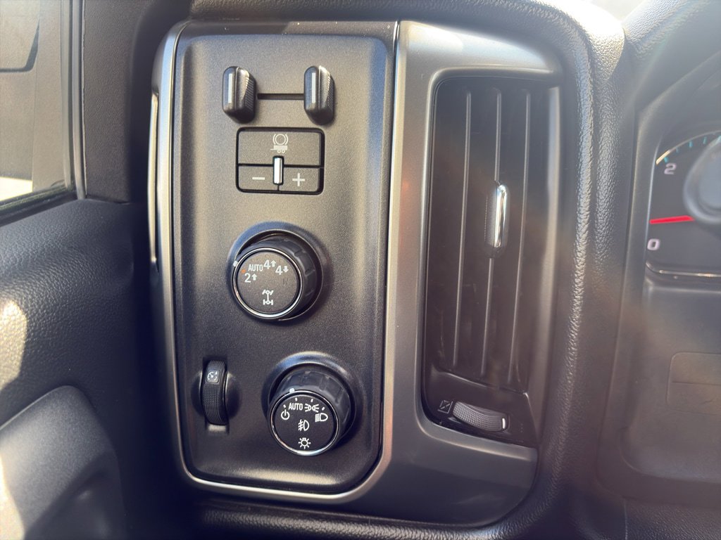 Used 2018 Chevrolet Silverado 1500 LT w/ All Star Edition AWD/4WD image 8