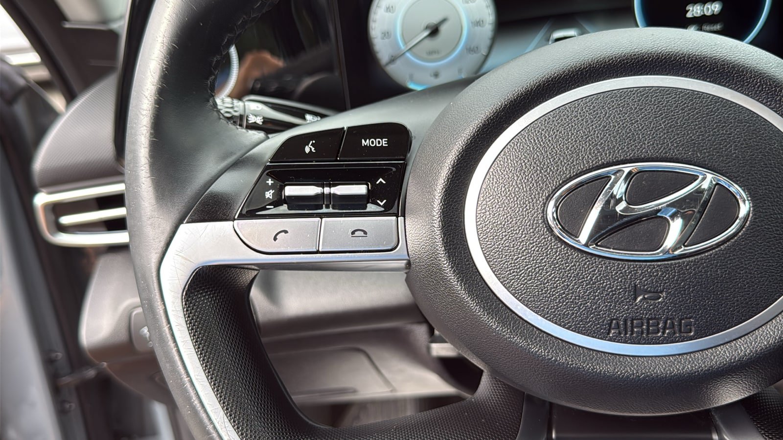 Used 2021 Hyundai Elantra Limited FWD image 14