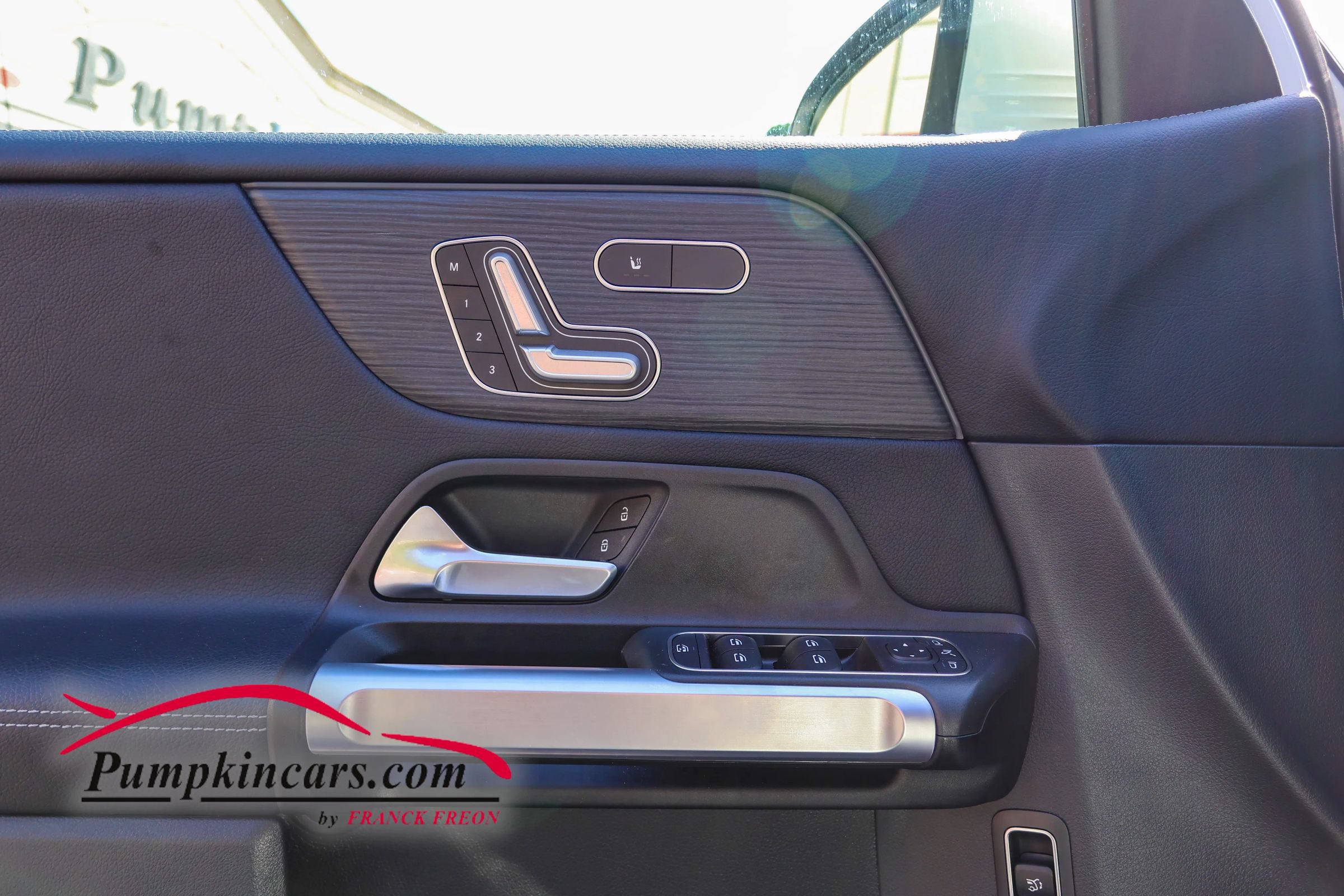 Used 2023 Mercedes-Benz GLB 250 4MATIC w/ Premium Package image 16