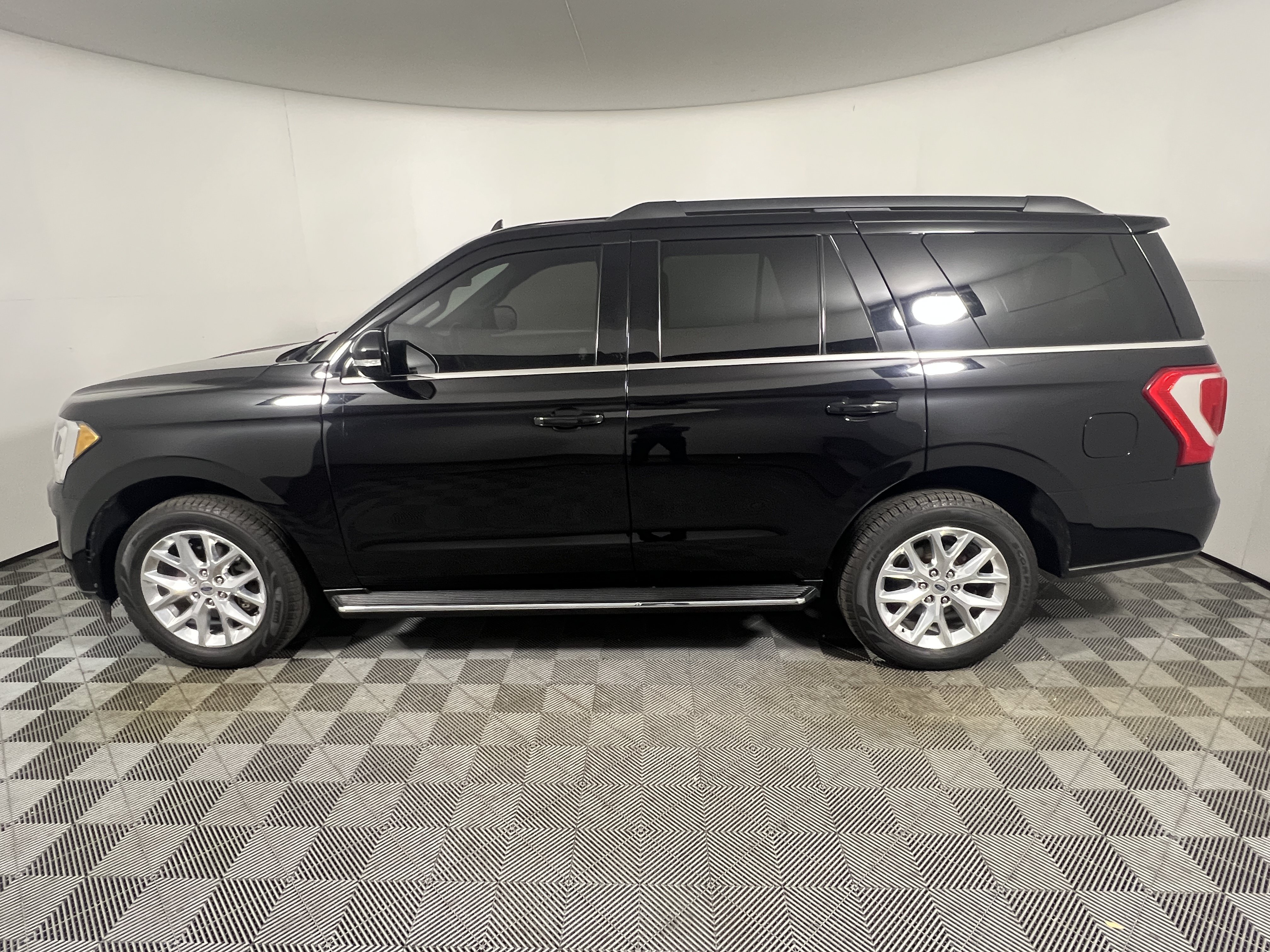 Used 2021 Ford Expedition XLT RWD image 2