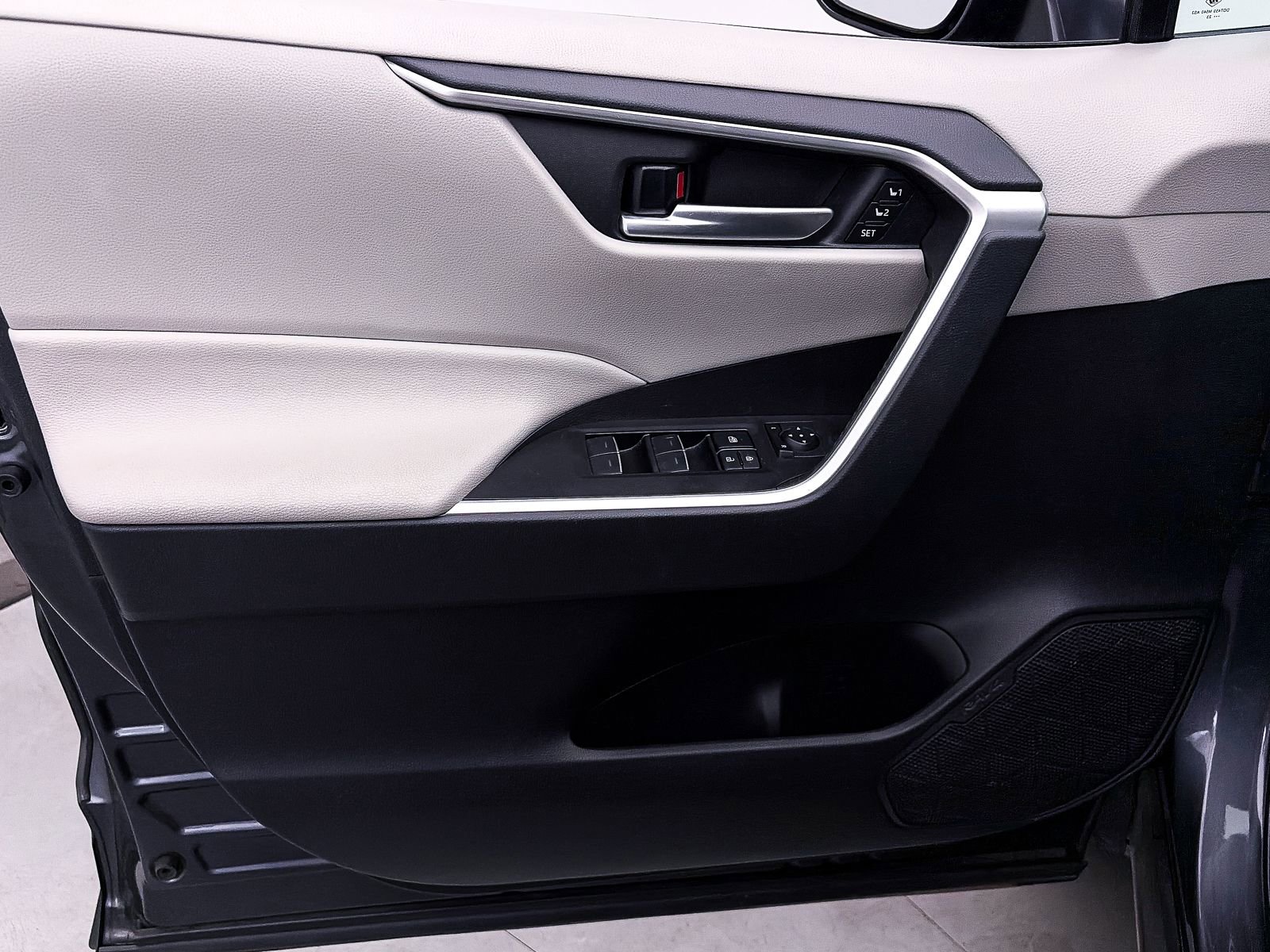 Used 2023 Toyota RAV4 XLE Premium image 16