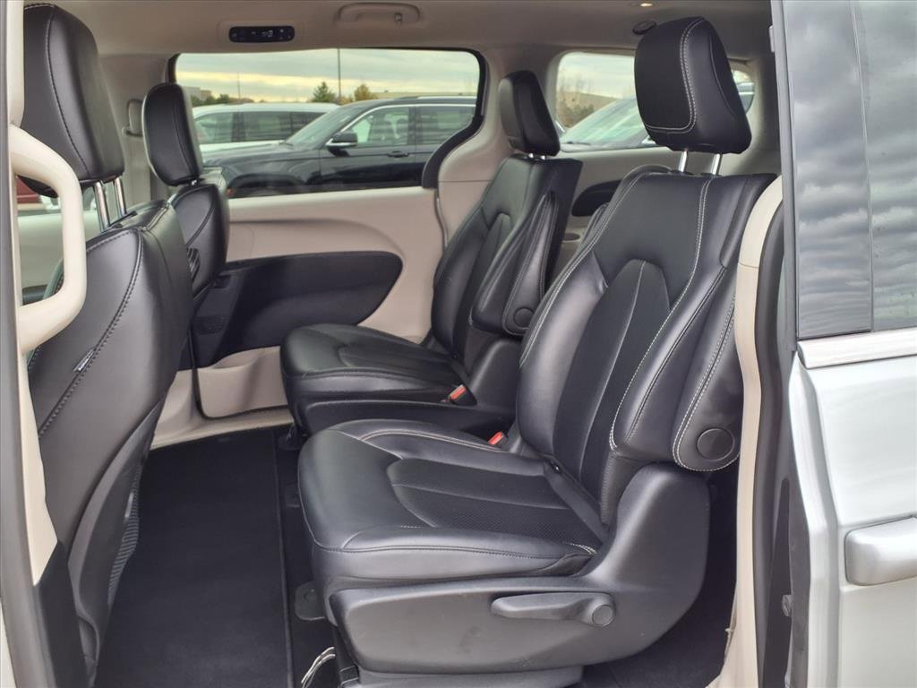 Used 2024 Chrysler Pacifica Select image 17