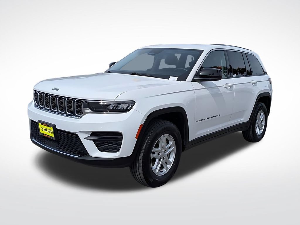 Used 2024 Jeep Grand Cherokee Laredo AWD/4WD image 1