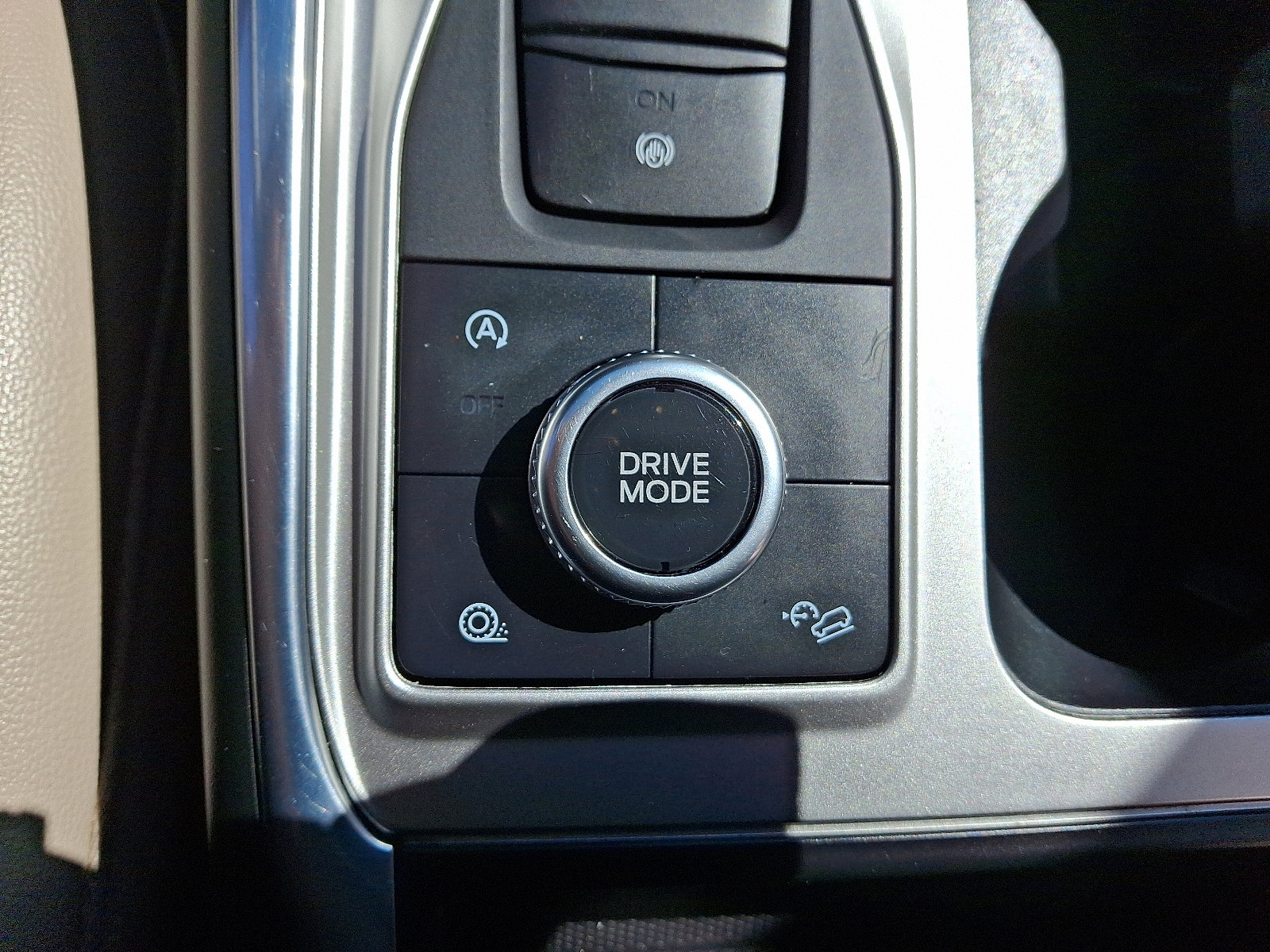 Used 2020 Ford Explorer XLT w/ Equipment Group 202A image 25