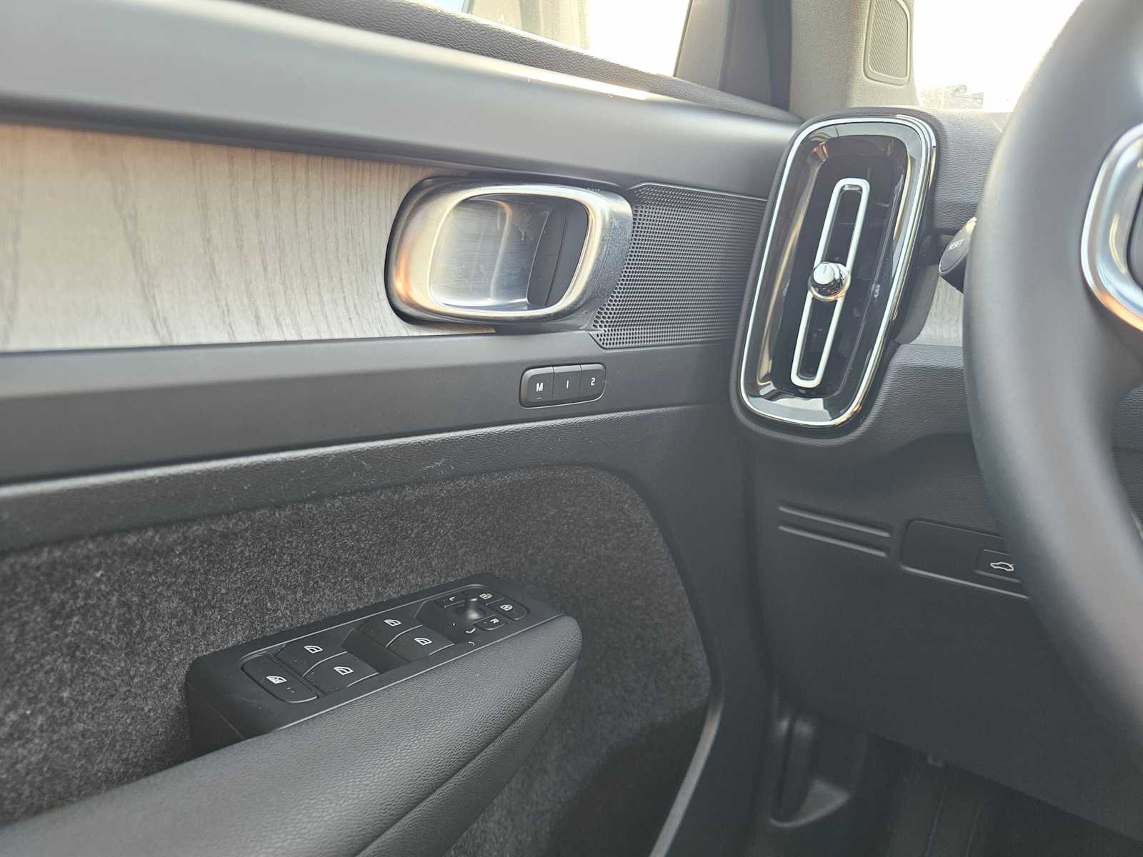 Used 2023 Volvo XC40 B4 Plus w/ Protection Package Premier image 33