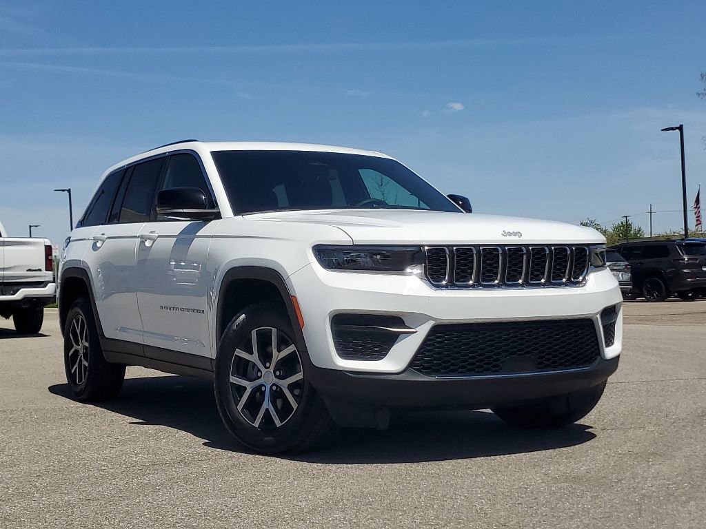 Used 2024 Jeep Grand Cherokee Altitude AWD/4WD image 36