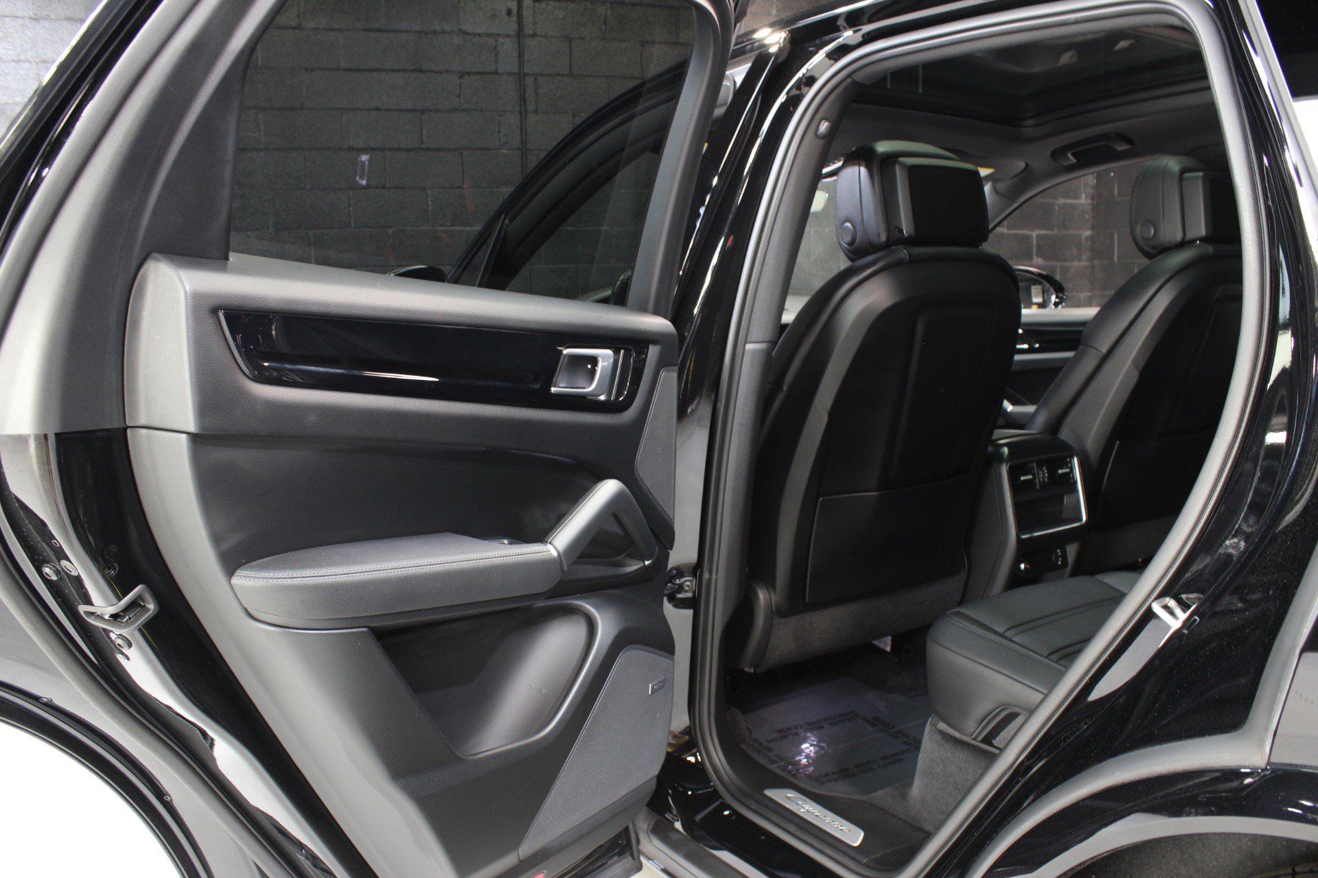 Used 2022 Porsche Cayenne E-Hybrid w/ Premium Package image 31