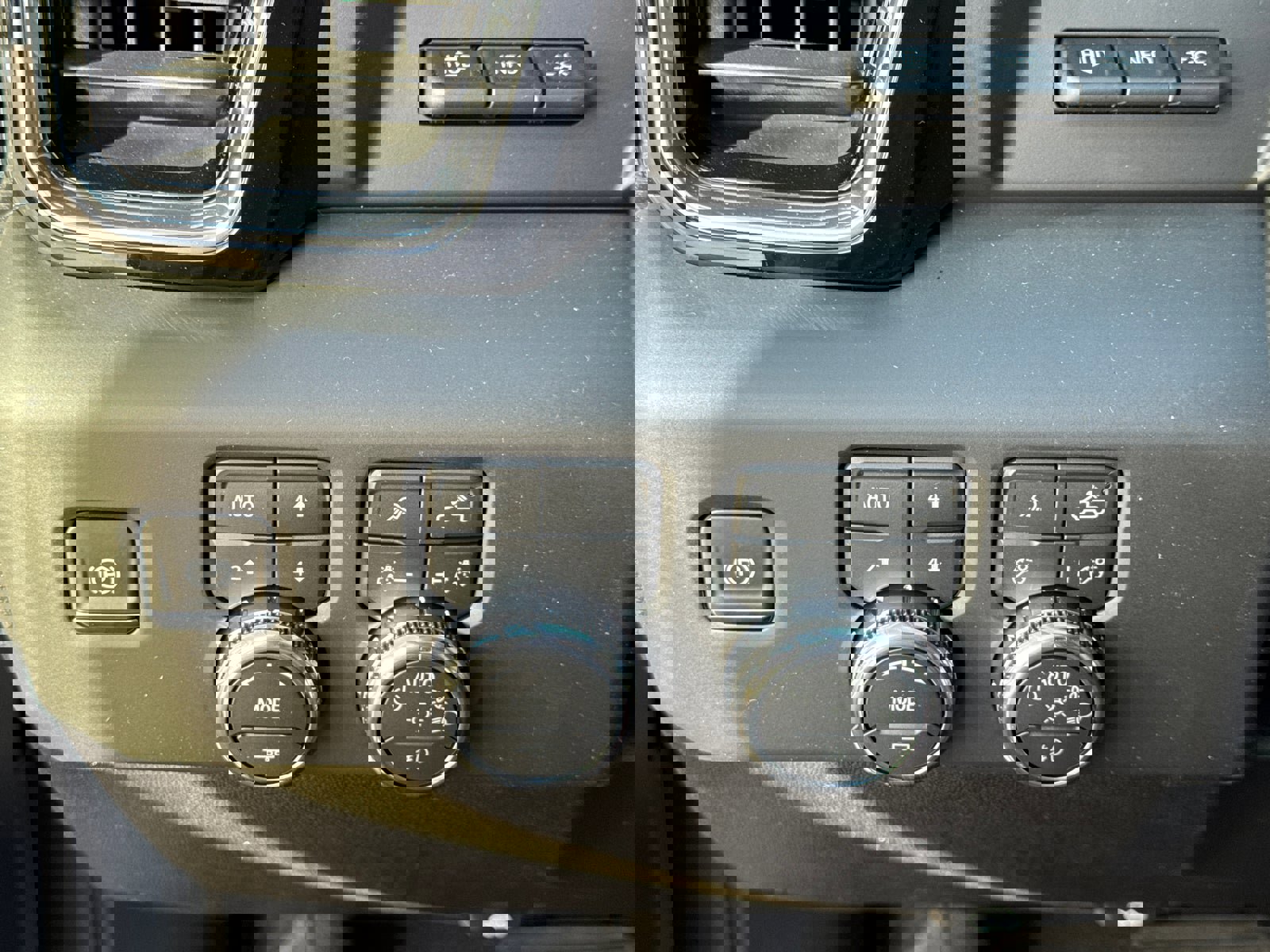 New 2026 GMC Sierra 3500 Denali Ultimate w/ LPO, Black Badging Package image 29