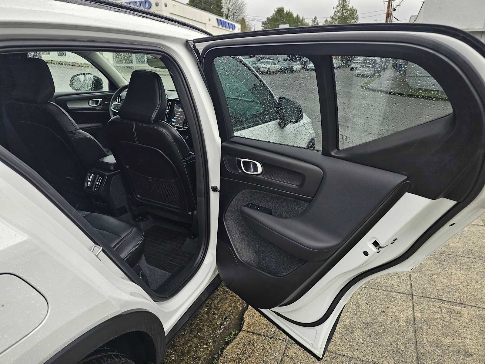 Certified 2024 Volvo XC40 B5 Ultimate w/ Protection Package Premier image 13