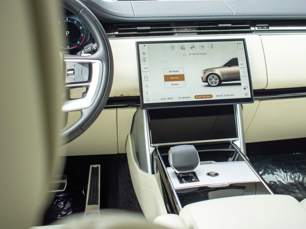 Certified 2025 Land Rover Range Rover SE image 21
