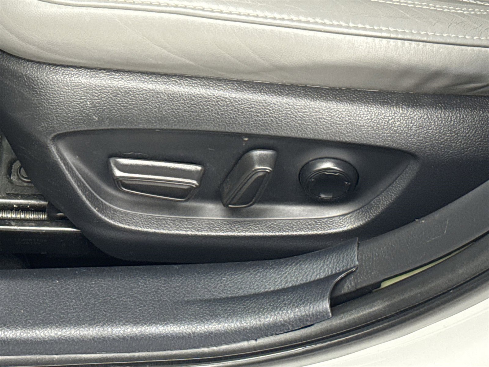 Used 2020 Toyota Avalon Limited image 17