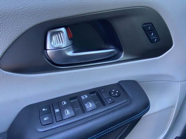 Used 2021 Chrysler Pacifica Touring-L w/ Premium & Safety Sphere Group image 17