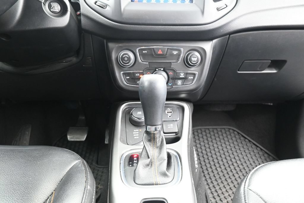 Used 2020 Jeep Compass Latitude w/ Cold Weather Group AWD/4WD image 18