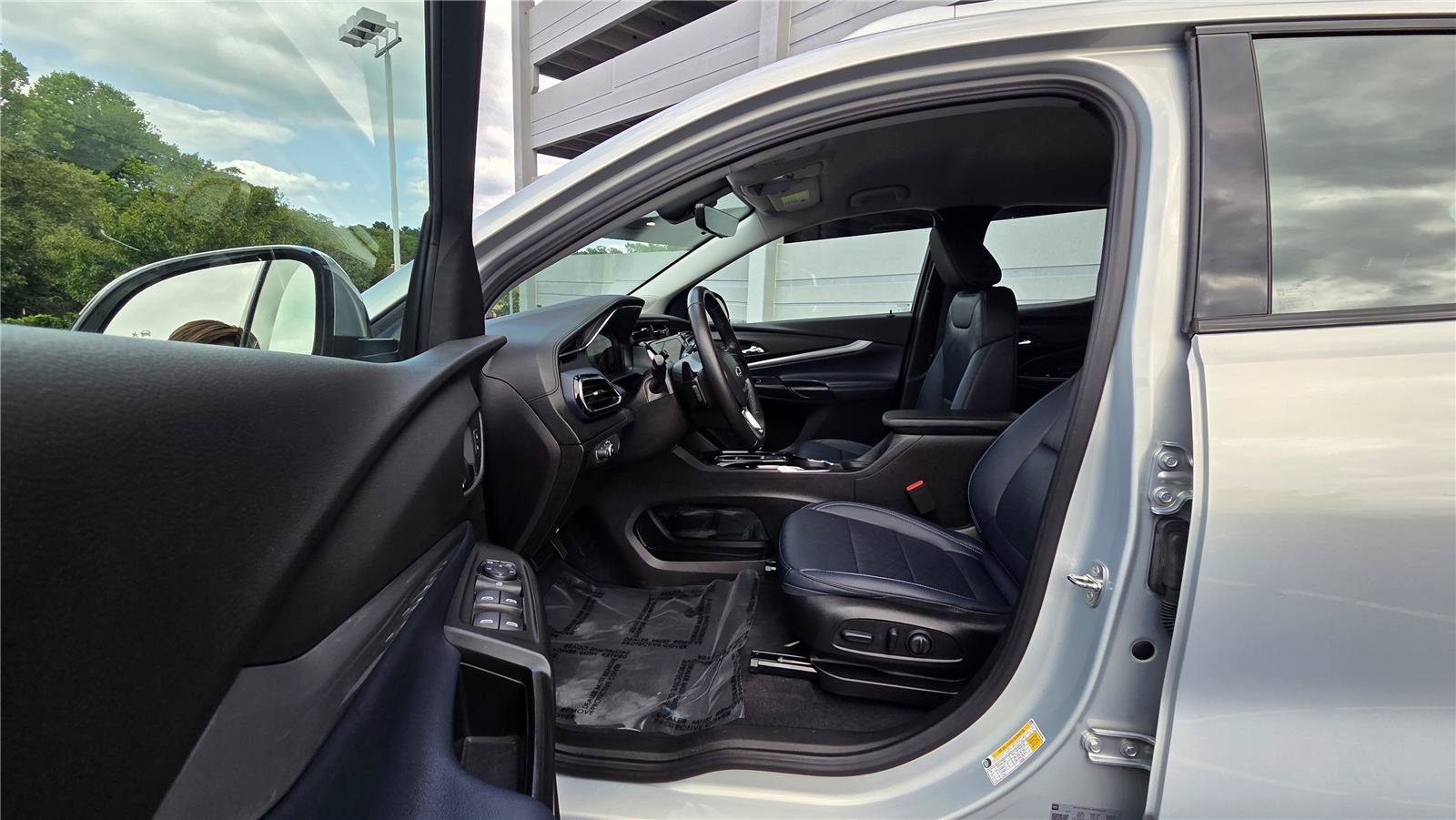 Used 2023 Chevrolet Bolt EUV Premier FWD image 15
